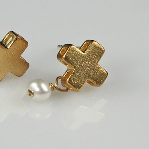 Petite Gold X and Freshwater Pearls Stud Earrings image 2