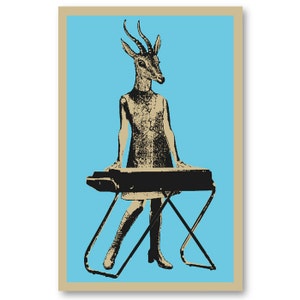 Op de afbeelding: Een digitale kunstprint met een figuur met een antilopenkop die een keyboard bespeelt. De figuur draagt een jurk en laarzen, tegen een lichtblauwe achtergrond met een beige rand. Het keyboard is zwart en de poten zijn donkerbruin.