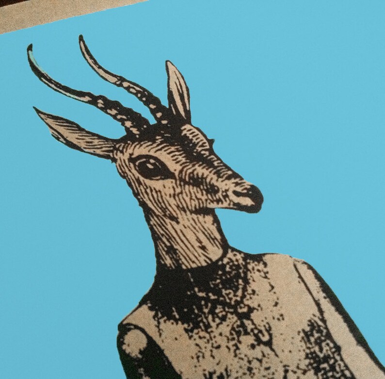Op de afbeelding: Een grillige illustratie van een hertachtig wezen met een mensachtig bovenlichaam, tegen een helderblauwe achtergrond. De kop en nek van het hert zijn gedetailleerd in sepiatinten, met een donkere omtrek. De torso van het wezen is een lichtere sepia kleur.