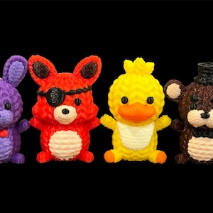 Puede incluir: Cuatro peluches con forma de animales de dibujos animados. Los peluches son de color morado, rojo, amarillo y marrón. El peluche morado es un conejo con una pajarita. El peluche rojo es un zorro con un parche en el ojo. El peluche amarillo es un pato con un pico naranja. El peluche marrón es un oso con un sombrero de copa negro.