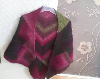 Mantón de lana tejido a mano en diferentes colores.