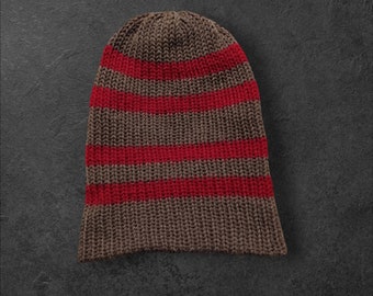 Gorro marrón y rojo