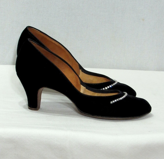 1940's Shoes.- 40s Embellished Black Velvet Pumps