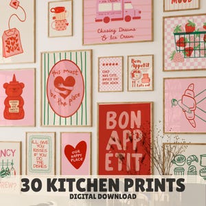 Op de afbeelding: Een set van 30 digitale keukenprints. De roze en rode illustraties tonen een honingbeer, aardbeien en teksten als "Bon Appetit" en "Our Happy Place". Perfect voor keuken decoratie.