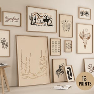 Puede incluir: Una colección de 15 impresiones enmarcadas con temática del Oeste. Las impresiones presentan botas de vaquero, caballos, paisajes desérticos y la palabra "Yeehaw". La paleta de colores es neutra, con tonos beige, marrón y negro.