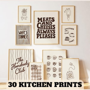 Op de afbeelding: Een collectie van negen ingelijste wandposters met bruine lijntekeningen en tekst op een crèmekleurige achtergrond. De ontwerpen bevatten eten, drinken en teksten zoals Meats and Cheeses Always Pleases en The Homebody Club.