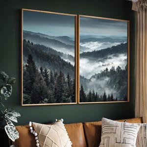 Impressão de parede de floresta enevoada – Fotografia de paisagem de floresta de pinheiros com neblina – Tela panorâmica ou download digital – Decoração de natureza de floresta sombria