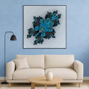 Op de afbeelding: Een ingelijste abstracte kunstprint met een fractaalontwerp in tinten van blauwgroen, zwart en grijs. Het kunstwerk hangt boven een beige bank, met een ronde houten salontafel en een zwarte vloerlamp, in een moderne woonkamer.