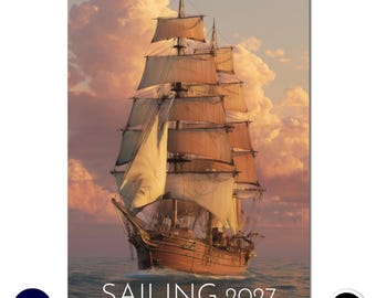 Könnte beinhalten: Ein Wandkalender mit dem Titel SAILING 2027, der ein großes hölzernes Segelschiff mit mehreren weißen Segeln auf dem Ozean zeigt. Die Szene ist vor einem Hintergrund aus weichen, goldfarbenen Wolken bei Sonnenuntergang dargestellt, Text in Weiß.