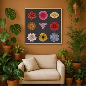 Puede incluir: Una impresión enmarcada con nueve diseños de mandala coloridos en varias formas y patrones. Los mandalas, en tonos de rojo, rosa, amarillo y azul, se colocan sobre un fondo gris oscuro. La impresión se muestra sobre un sofá beige, rodeada de plantas en macetas.