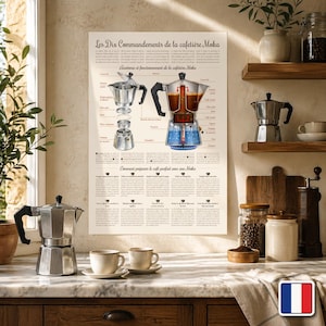 Può includere: Un poster intitolato "Les Dix Commandements de la cafetière Moka" con diagrammi di una caffettiera Moka e istruzioni. Una caffettiera Moka argentata e due tazze e piattini sono su un piano di lavoro in marmo. Scaffali con chicchi di caffè e un macinacaffè.