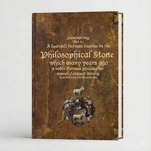 Può includere: Un libro in stile vintage con una copertina in pelle marrone e dettagli dorati. La copertina presenta un testo ornato in un carattere decorativo, tra cui il titolo "Lambspring" e la frase "Philosophical Stone". È visibile anche uno stemma con due pecore.