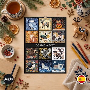 Op de afbeelding: Een wandkalender met de titel SCANDIA 2027 met een raster van twaalf geïllustreerde panelen met diverse dieren, waaronder een uil, hert, lynx, vogel, paard, bever, adelaar, wasbeer, papegaaiduiker, zeehond en muskusos in een kleurrijke volkskunststijl.