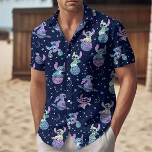 Camisa hawaiana con diseño de galaxia de Stitch, camisa de verano de extraterrestre pastel, top kawaii para vacaciones en la playa, camisa abotonada de Disney, regalo para él
