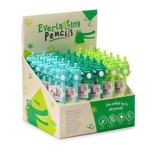 Pode incluir: Uma caixa de exibição cheia de lápis mecânicos em forma de jacaré verde e azul. A caixa é decorada com um jacaré de desenho animado e o texto "Everlasting Pencils". A caixa também inclui o texto "Can outlast up to 100 pencils!"