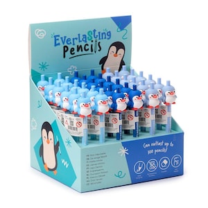Könnte beinhalten: Eine Auslagebox mit blauen und weißen mechanischen Stiften in Pinguinform. Die Box hat einen blauen und weißen Hintergrund mit Schneeflocken und dem Text "Everlasting Pencils". Die Box hat auch eine Pinguin-Illustration und den Text "Kann bis zu 100 Bleistifte überdauern!"