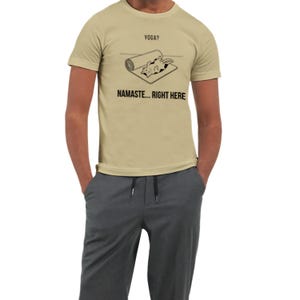 Yoga Shirt - Namaste Right Here Lazy Cat Funny shirt afbeelding 4