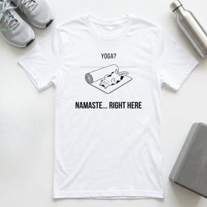 Yoga Shirt - Namaste Right Here Lazy Cat Funny shirt afbeelding 1