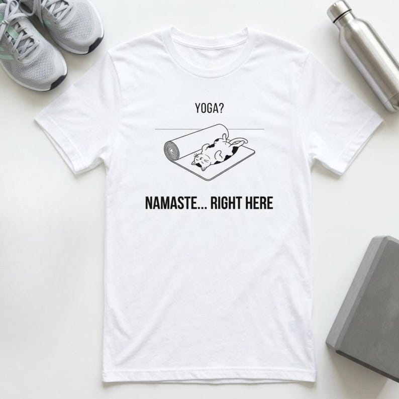 Yoga Shirt - Namaste Right Here Lazy Cat Funny shirt afbeelding 1