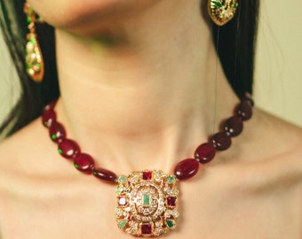 Zeitgenössisches Arabesken-Halsketten- und Ohrringe-Set, Silber-Gold