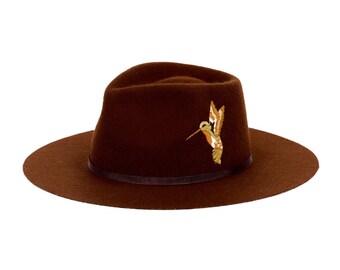 Chapeau fedora marron pour femme à large bord avec colibri brodé à la main - En feutre de laine Mérinos - Artisan et Made in Italy