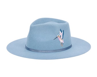 Chapeau Fedora pour femme bleu clair à large bord avec colibri brodé à la main - En feutre de laine Mérinos - Fabriqué à la main et fabriqué en Italie