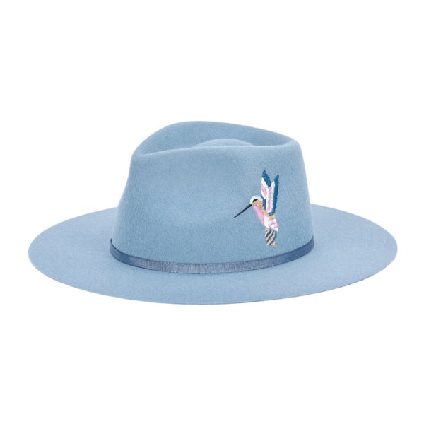 Cappello Fedora azzurro da donna a tesa larga con colibrì ricamato a mano - In feltro di Lana Merino - Artigianale e Made in Italy