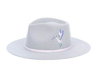 Chapeau fedora gris perle pour femme à large bord avec colibri brodé à la main - En feutre de laine Mérinos - Fabriqué à la main et fabriqué en Italie