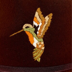 Chapeau fedora marron pour femme à large bord avec colibri brodé à la main En feutre de laine Mérinos Artisan et Made in Italy image 3