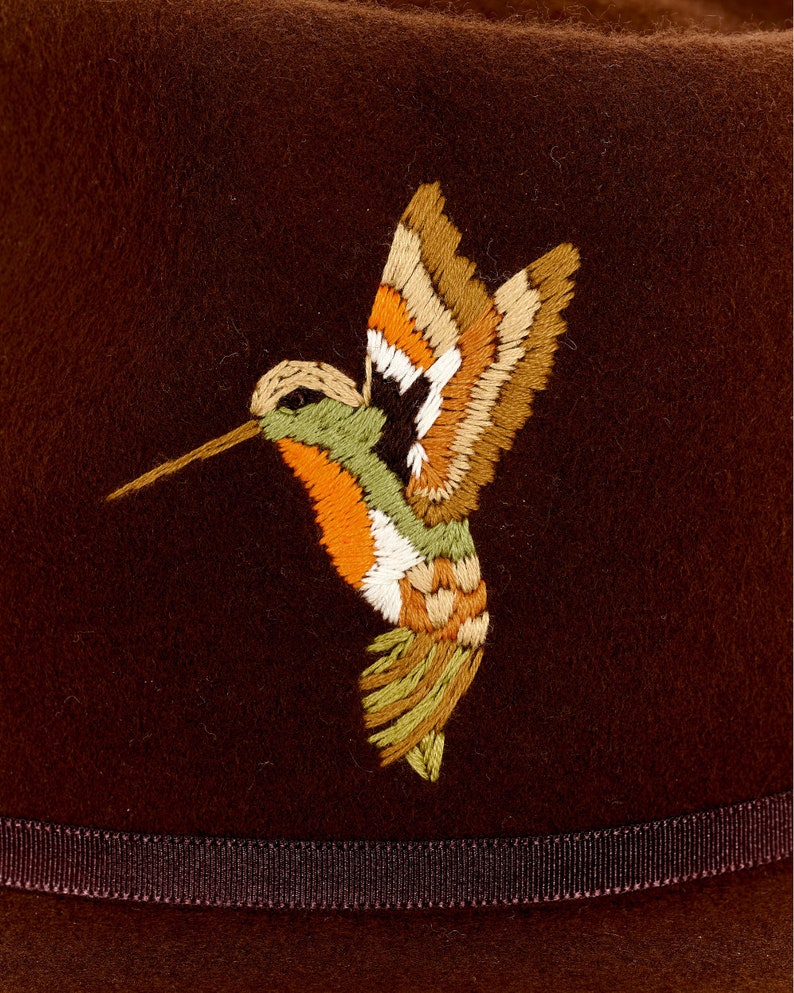Chapeau fedora marron pour femme à large bord avec colibri brodé à la main En feutre de laine Mérinos Artisan et Made in Italy image 3