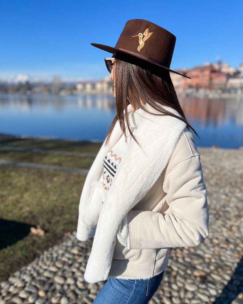 Chapeau fedora marron pour femme à large bord avec colibri brodé à la main En feutre de laine Mérinos Artisan et Made in Italy image 8