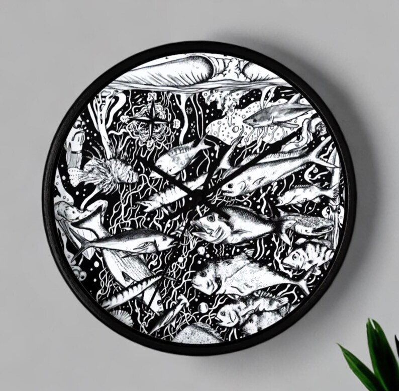 Monochrome Marine: Underwater Fish Scene Wall Clock Statement Piece Clock zdjęcie 1