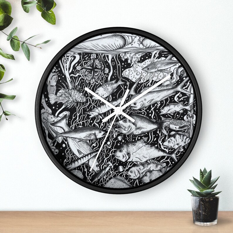 Monochrome Marine: Underwater Fish Scene Wall Clock Statement Piece Clock zdjęcie 10