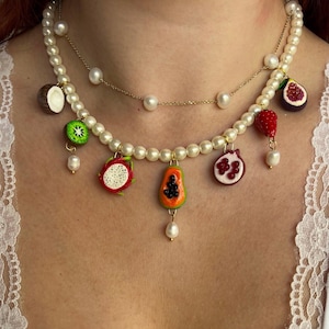 Collana con ciondolo di perle personalizzato. Collana con ciondolo di frutta in argilla fatta a mano! Crea la tua collana con ciondolo personalizzata! 25 ciondoli tra cui scegliere.