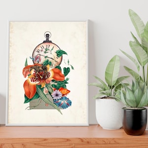 Può includere: Un quadrante di orologio in stile vintage con numeri romani è circondato da un arrangiamento floreale colorato. I fiori sono rossi, arancioni, gialli e blu. Un piccolo pesce arancione nuota vicino ai fiori.