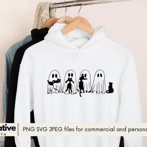 Può includere: Felpa bianca con un design nero di quattro fantasmi che tengono gatti. Il testo "PNG SVG JPEG files for commercial and personal use" è nella parte inferiore dell'immagine.