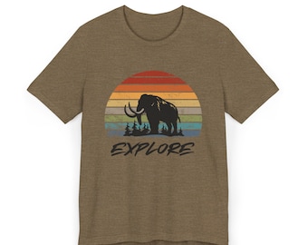 Mammut utforskar utomhus, djurälskare med istidstema, unisex jerseykortärmad t-shirt