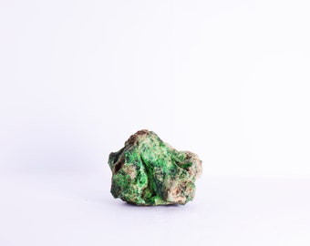 Spécimen de cristal de grenat démantoïde vert rare naturel sur matrice, andradite var minérale, grappe de grenat, pierre précieuse brute pour collectionneurs, cadeaux