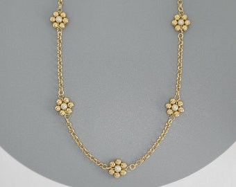 Collier fleur en or, collier en or 18 carats, collier marguerite, collier pour fille, chaîne à maillons rolo, collier floral de perles pour elle.
