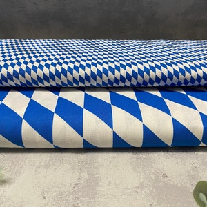 Könnte beinhalten: Zwei Stücke blaues und weißes kariertes Stoff, übereinander gelegt. Der Stoff hat ein Rautenmuster.