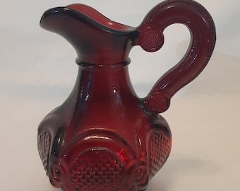 Beautiful ornate deep ruby red vinegar cruet. Avon 1876 Cape Cod collection. Excellent condition. Approx. 4.5" tall.