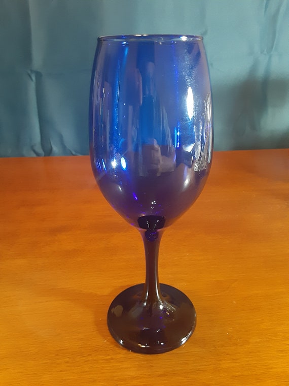 Cobalt blue blown glass wine glass, not too light, not too heavy. Nice quality. Excellent condition, carefully inspected.