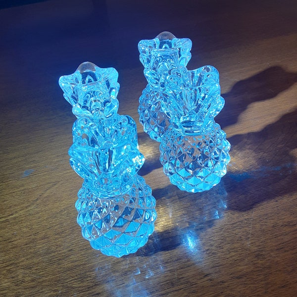 Set of 4 vintage Williams-Sonoma small crystal pineapple candleholders. Use 10" mini-taper candles. Like new w/ original box. Sold as 1 set.