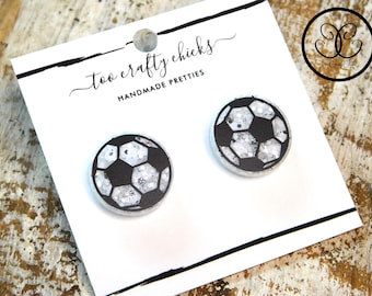 Boucles d'oreilles de football de 3/4 po. Clous d'oreilles Bijoux de sport Boucles d'oreilles football maman Boucles d'oreilles football tendance
