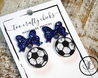 Boucles d'oreilles pendantes avec nœud de football de 3/4 po. Bijoux de sport Boucles d'oreilles pour maman de football Boucles d'oreilles de football tendance