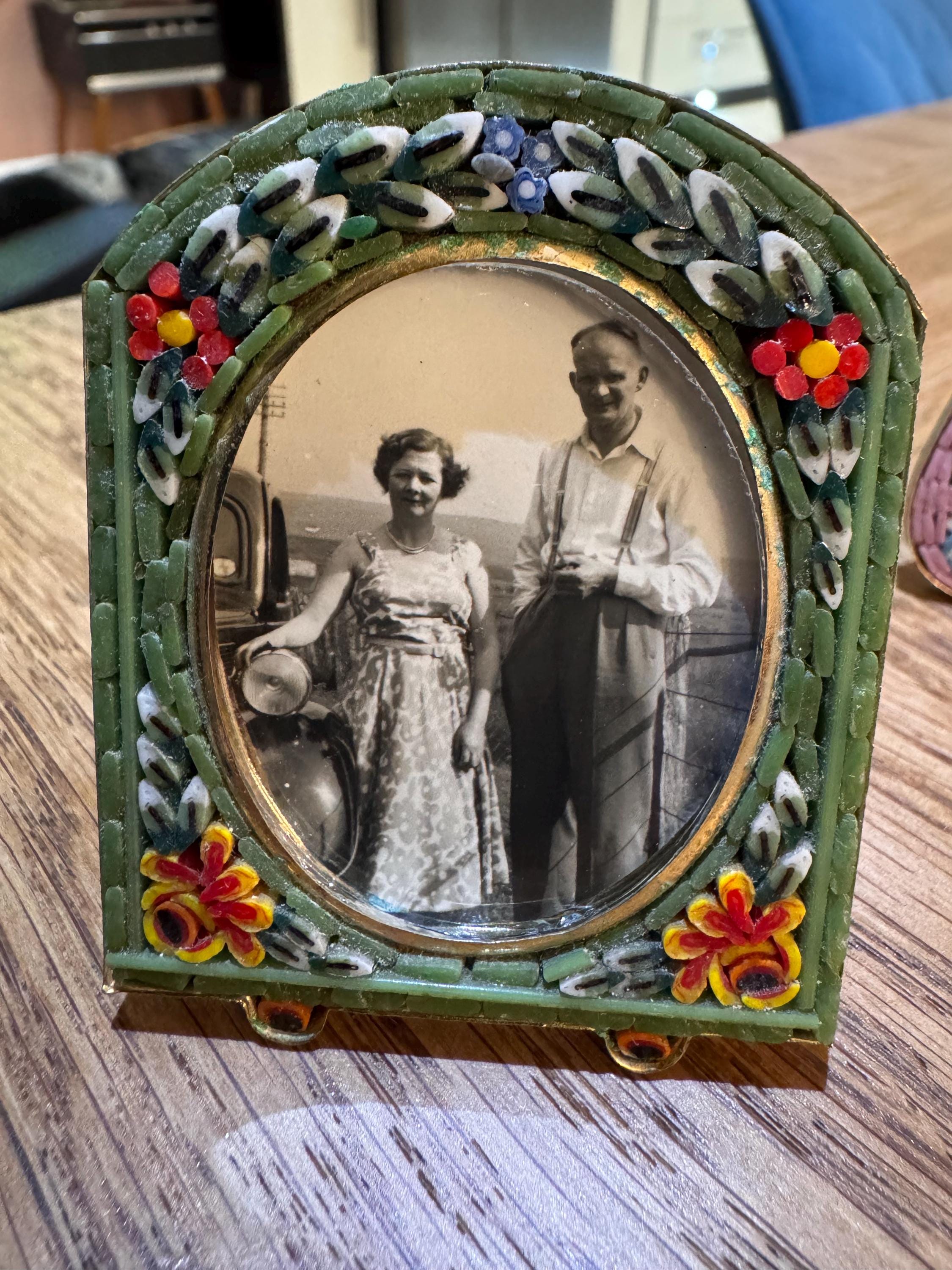 Vintage Italian micro mosaic photo frames in gorgeous green colour with oval apertures and glass such pretty small frames