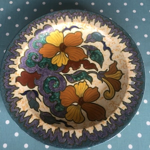 Bardzo piękny talerz porcelanowy z naczynia Gouda, ręcznie malowany, wykonany w Holandii około lat 20. XX wieku, w stylu secesyjnym, w idealnym stanie, średnica 35 cm