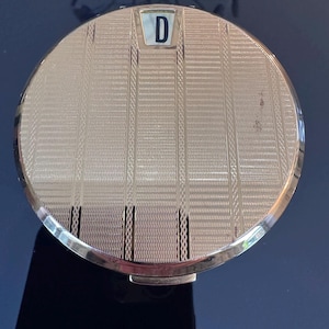 Un bellissimo portapenne dorato inutilizzato con quadrante personalizzato di Stratton degli anni '50, in condizioni pari al nuovo, completo di setaccio e soffio.