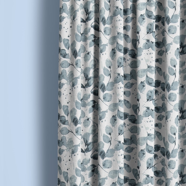Cortinas azules: Tela Premier Prints Grove Slub Peacoat, paneles de cortina azules con hojas de eucalipto