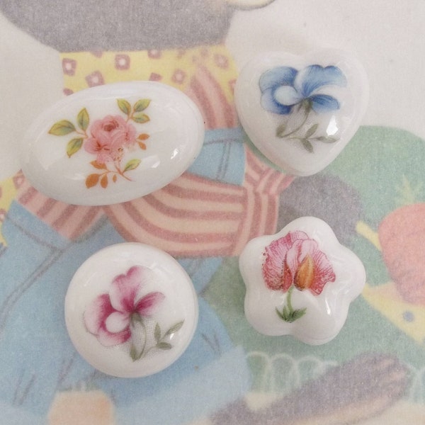 Sale / Vintage / Tiny Miniature Ceramic Pill Boxes / White with Florals / Four Items / Giftable / Party Favors / Easter / Scenemakers